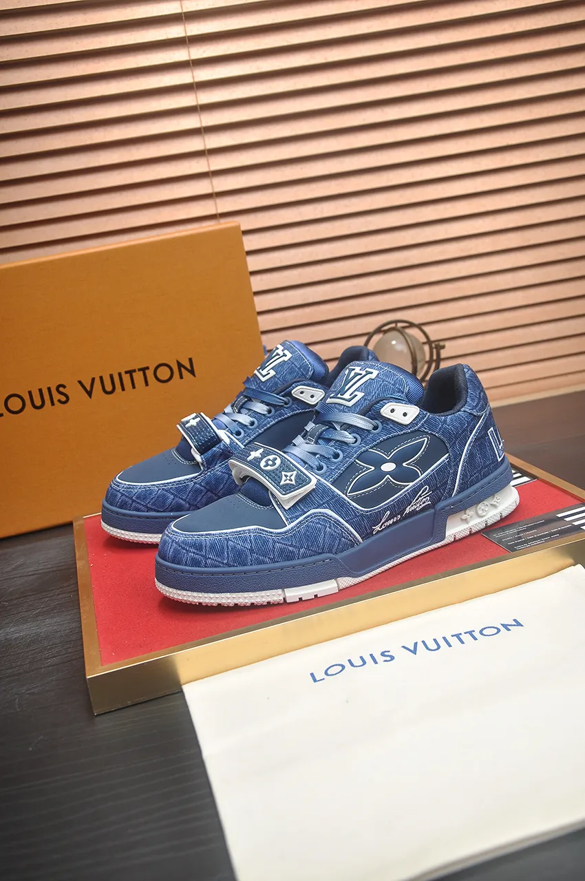 Men's men's shoes 💰640💶Original development, quality shipping, welcome to compare - LV sneaker series LV Trainer Maxi sneakers introduce the loose silhouette of the ready-to-wear series into the LV Trainer sneaker design written by Virgil Abloh, making an eye-catching appearance in the spring and summer men's wear shows. The cow leather upper is combined with rough fabric laces, and colorful beading highlights the brand's classic elements. LV letters mark the tongue and Monogram floral outsole. Mixed materials Made of first-layer cowhide, wrapped in imported custom-printed denim, thick shoelace design, large Monogram print on the side, "lv 54" badges on the tongue and heel, rubber outsole decorated with Monogram flowers, mesh lining and cotton feet, the comfort is as extreme as ever, premium heritage, quality first, worth owning! Size: Women's 35-39 (customized at 40, non-refundable) Men's 39-45 (customized at 38.46, non-refundable) ♡Full set of packaging with original gift box